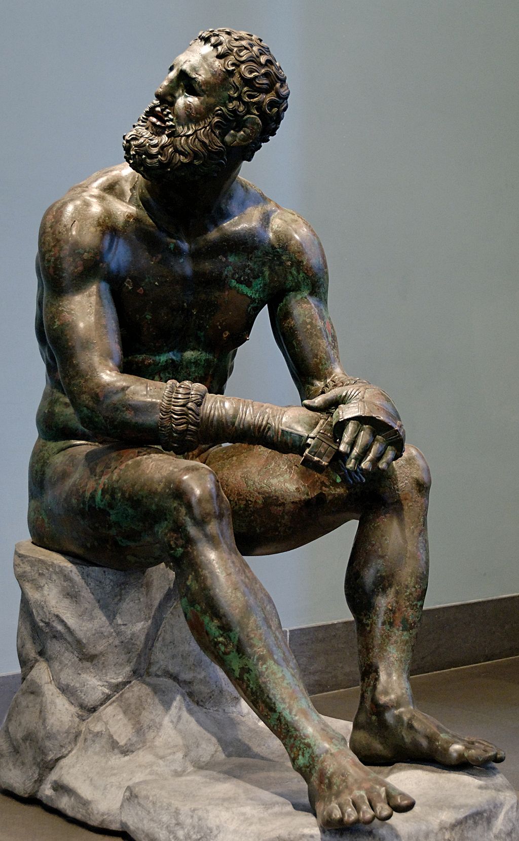 Púgil en reposo después del combate (escultura de bronce, 300-200 a. C.)