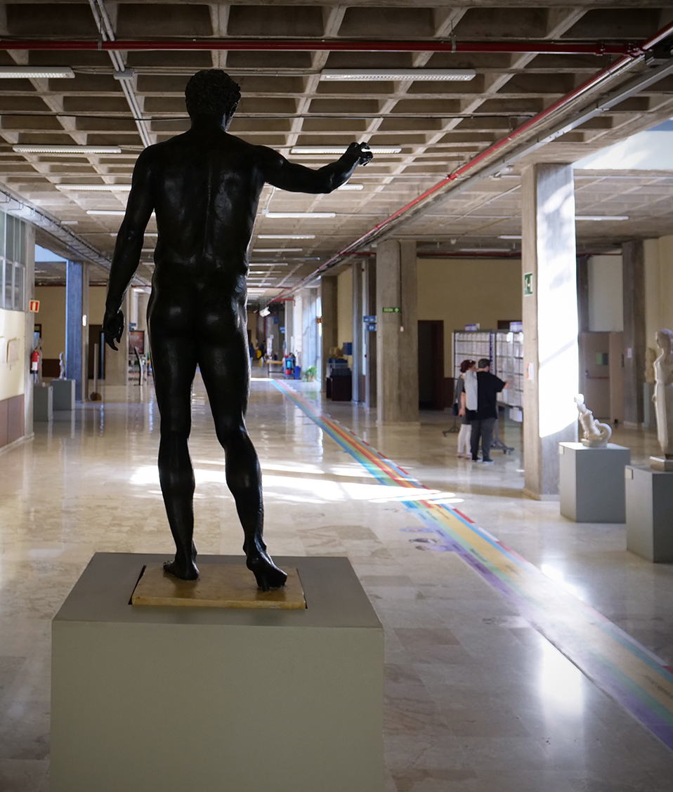 Estatua de un personaje histórico señalando con una mano en la Facultad de Filosofía y Letras
