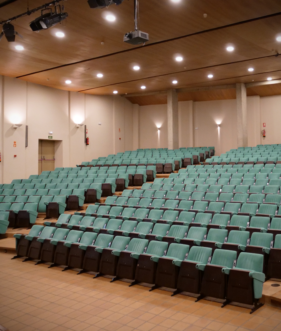 Imagen de los asientos color verde situados en el salón de actos de la Facultad de Filosofía y Letras